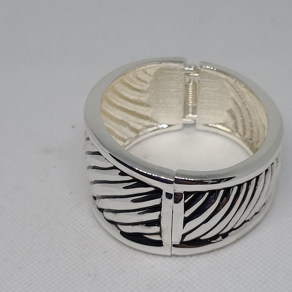 Premier Design Hinged Bracelet 7” Chunky Statement Bangle Silver Tone - Picture 2 of 9